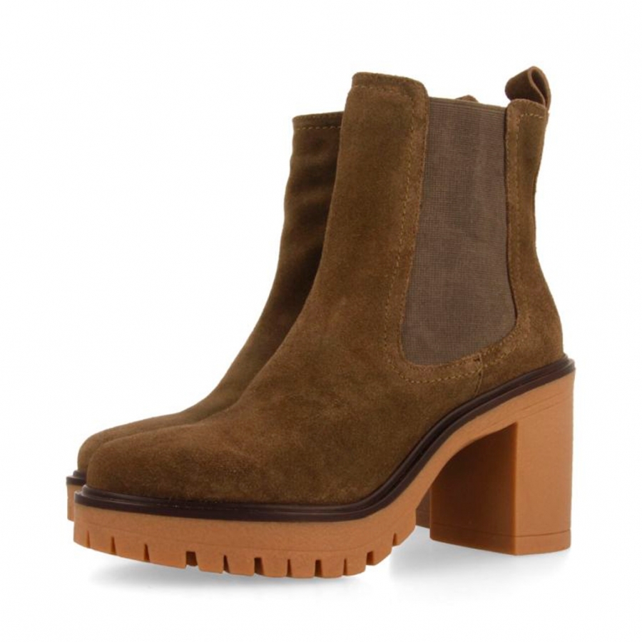 bottine-type-chelsea-kaki-avec-elastique-en-daim-et-semelle-track-avec-talon-effet-crepe-ardning bottine-type-chelsea-kaki-avec-elastique-en-daim-et-semelle-track-avec-talon-effet-crepe-ardning
