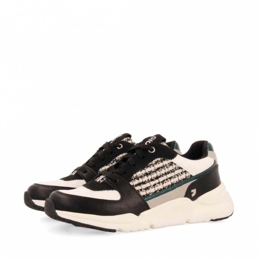 sneakers-nere-che-combina-pezzi-bianchi-lucidi-e-neri-e-verdi-raasdorf sneakers-nere-che-combina-pezzi-bianchi-lucidi-e-neri-e-verdi-raasdorf