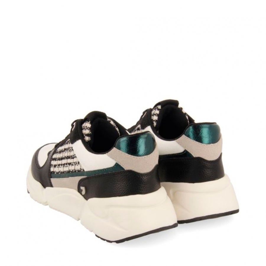sneakers-nere-che-combina-pezzi-bianchi-lucidi-e-neri-e-verdi-raasdorf sneakers-nere-che-combina-pezzi-bianchi-lucidi-e-neri-e-verdi-raasdorf