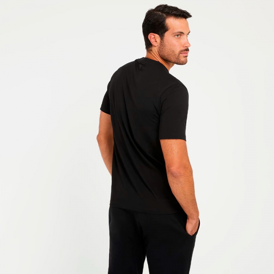 t-shirt-avec-logo-sur-le-devant