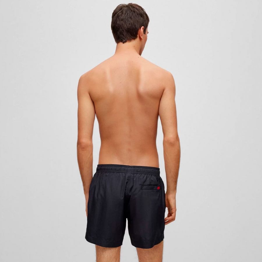 maillot-de-bain-etiquette-avec-logo-rouge