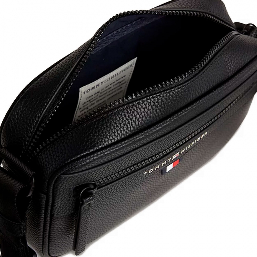 essential-schwarze-umhangetasche essential-schwarze-umhangetasche