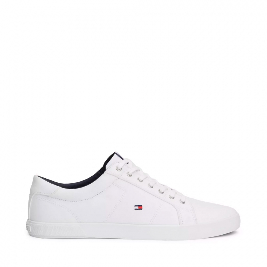 unverzichtliche-ikonische-sneakers-mit-gesticktem-logo