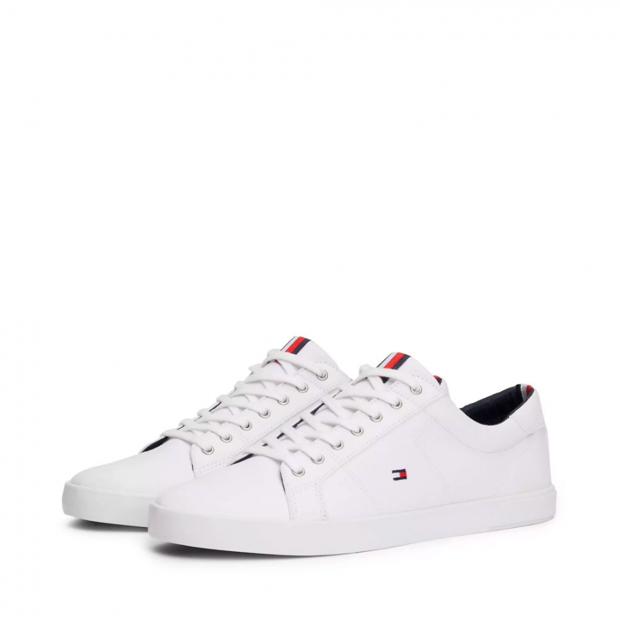sneakers-iconiques-essentielles-avec-logo-brode