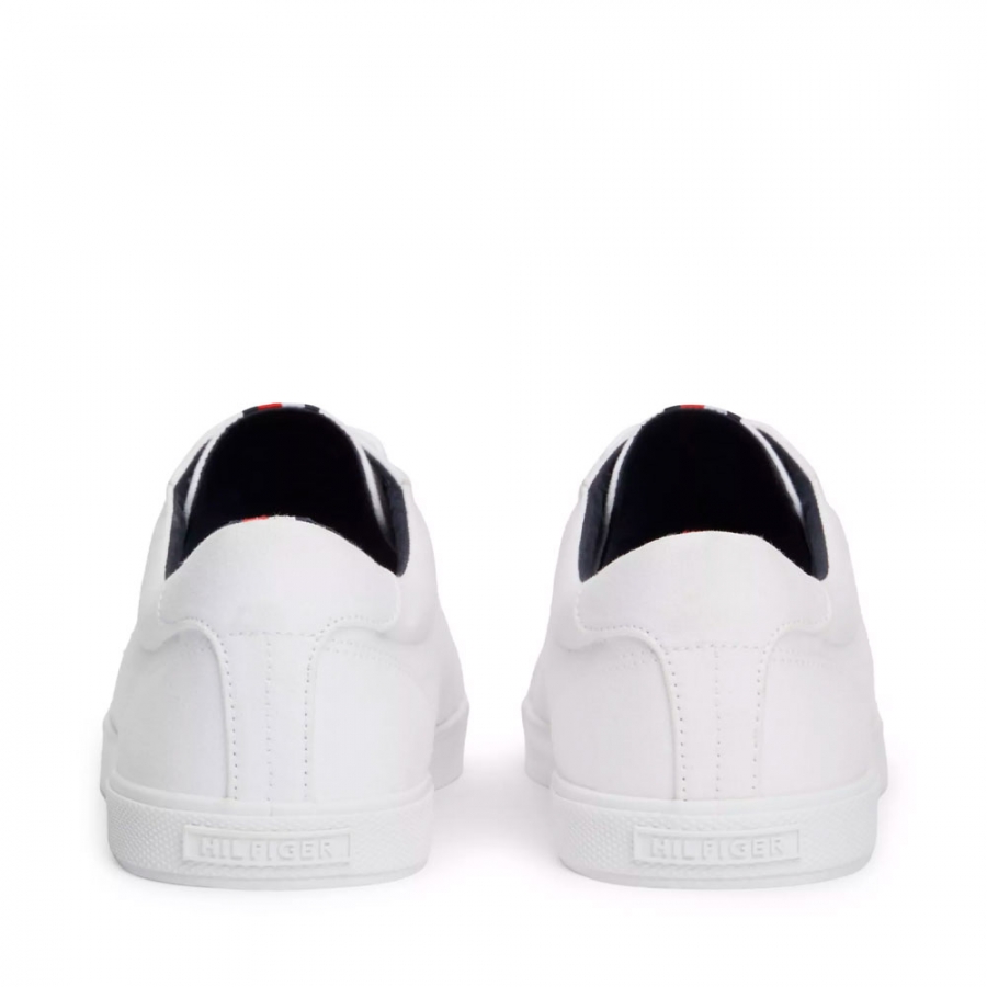sneakers-iconiques-essentielles-avec-logo-brode