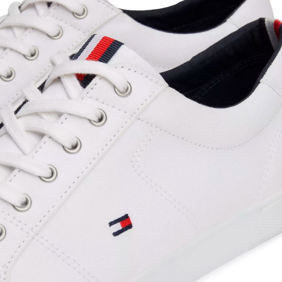 sneakers-iconiques-essentielles-avec-logo-brode