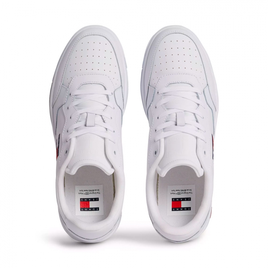 sneakers-essenziali-con-suola-denti-e-logo sneakers-essenziali-con-suola-denti-e-logo