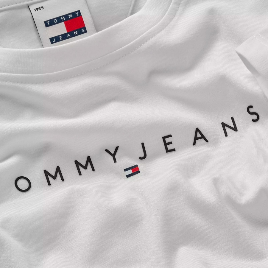 schmal-geschnittenes-t-shirt-mit-logo schmal-geschnittenes-t-shirt-mit-logo