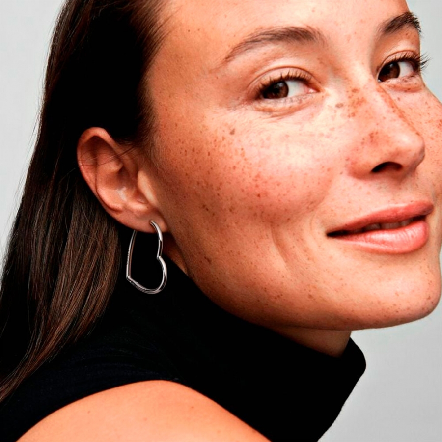 orecchini-a-cerchio-in-argento-sterling-con-cuori-d-amore-asimmetrici-297822