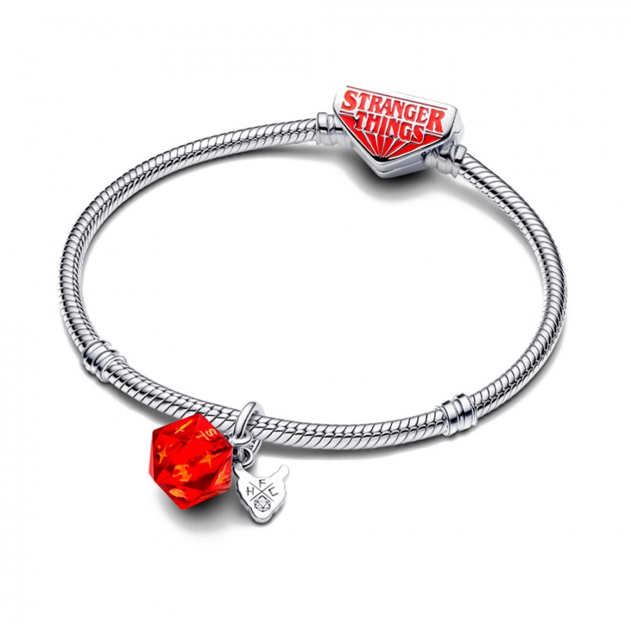 stranger-things-hellfire-club-wurfel-anhanger-charm-793564c01 stranger-things-hellfire-club-wurfel-anhanger-charm-793564c01
