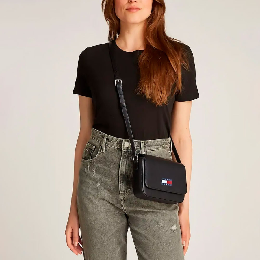 essential-shoulder-bag-with-flap essential-shoulder-bag-with-flap