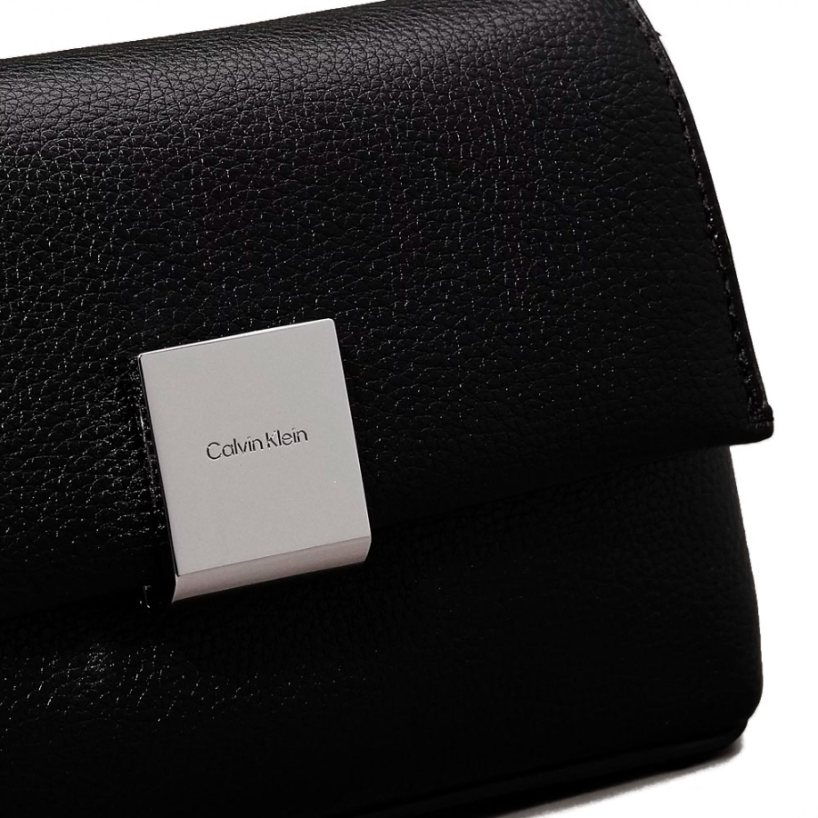 bolsa-crossbody-placa-com-corrente bolsa-crossbody-placa-com-corrente