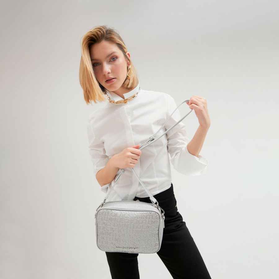 schultertasche-mit-metallischem-monogramm schultertasche-mit-metallischem-monogramm