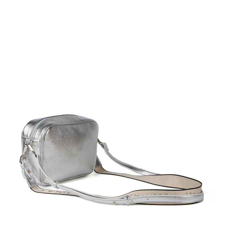 schultertasche-mit-metallischem-monogramm schultertasche-mit-metallischem-monogramm