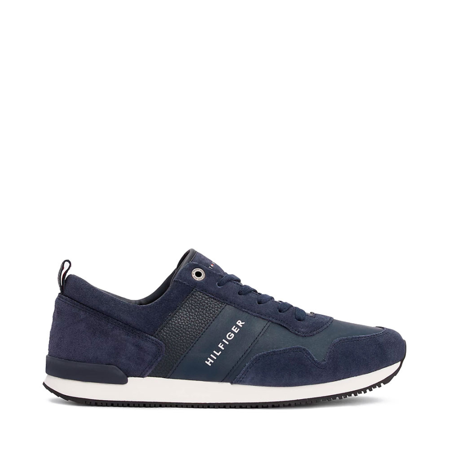 ikonische-sneaker-mit-schnurung ikonische-sneaker-mit-schnurung