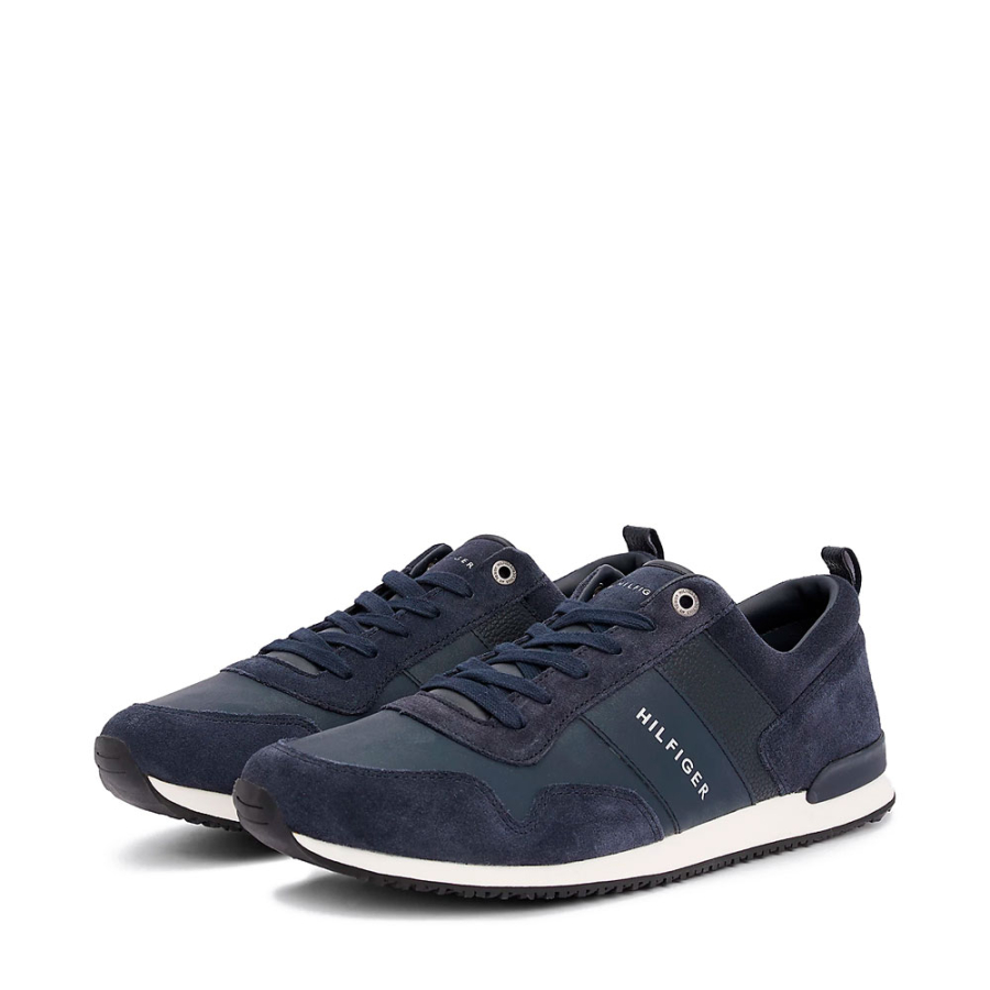 ikonische-sneaker-mit-schnurung ikonische-sneaker-mit-schnurung