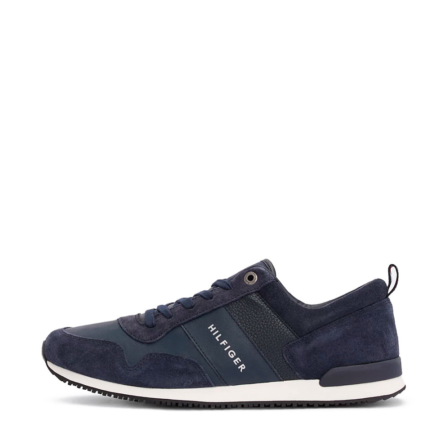 ikonische-sneaker-mit-schnurung ikonische-sneaker-mit-schnurung