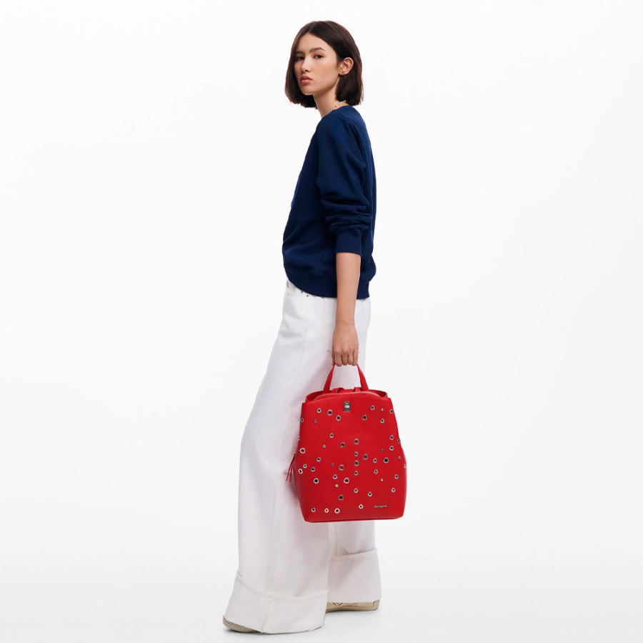 mittelgrosser-rucksack-mit-nieten mittelgrosser-rucksack-mit-nieten