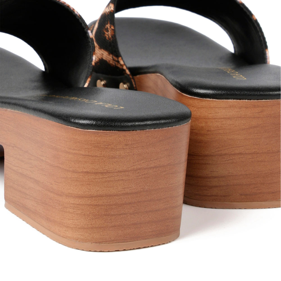 plateau-clog-mit-holzeffekt plateau-clog-mit-holzeffekt