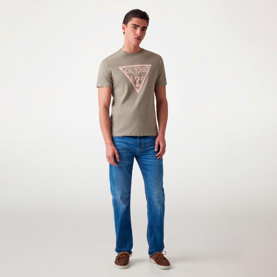 camiseta-com-logo-triangular camiseta-com-logo-triangular