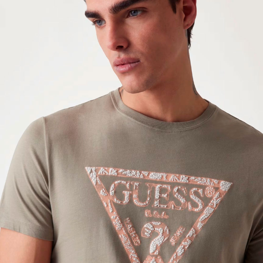 camiseta-com-logo-triangular camiseta-com-logo-triangular