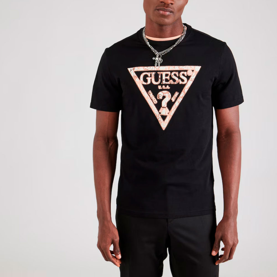 camiseta-com-logo-triangular camiseta-com-logo-triangular