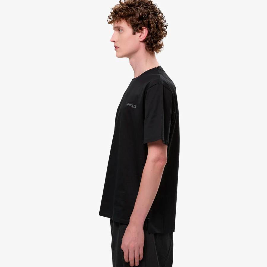 camiseta-com-rachaduras-laterais-e-detalhes-contrastantes camiseta-com-rachaduras-laterais-e-detalhes-contrastantes