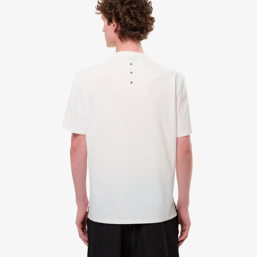 camiseta-com-rachaduras-laterais-e-detalhes-contrastantes camiseta-com-rachaduras-laterais-e-detalhes-contrastantes