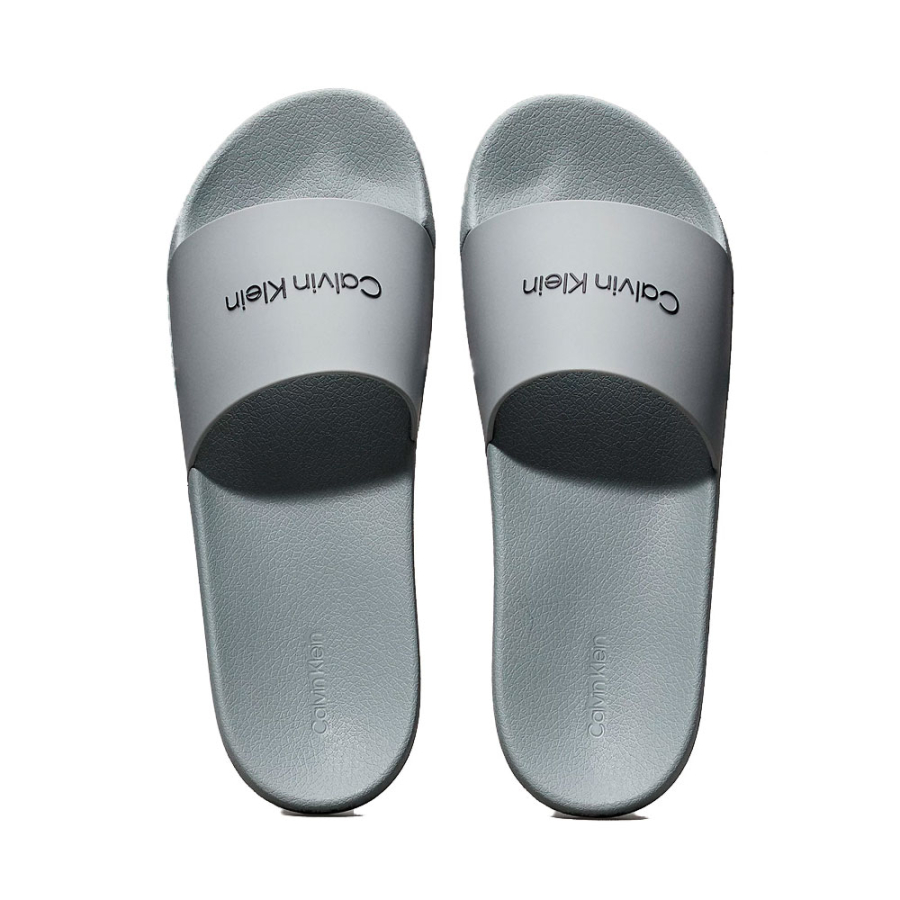 tongs-de-piscine-en-caoutchouc