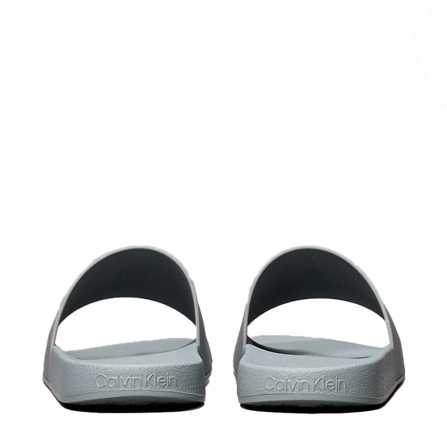 tongs-de-piscine-en-caoutchouc