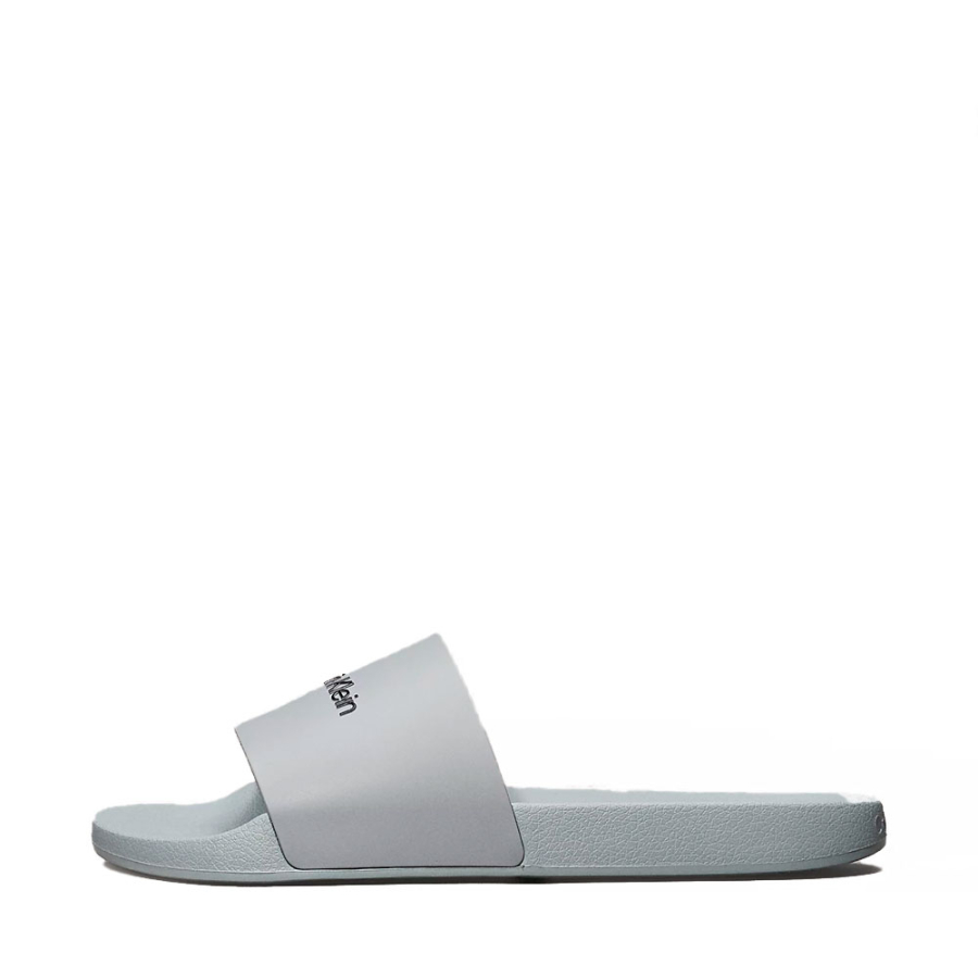 tongs-de-piscine-en-caoutchouc