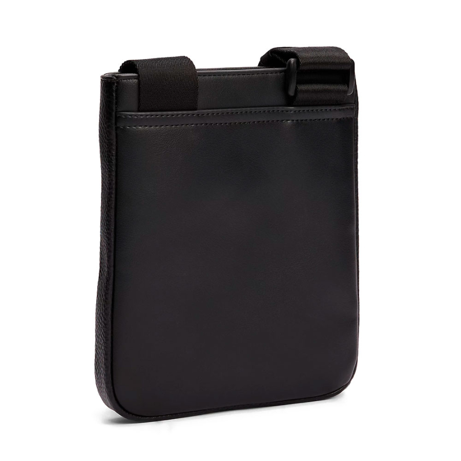 bolsa-tiracolar-com-logotipo-metalico