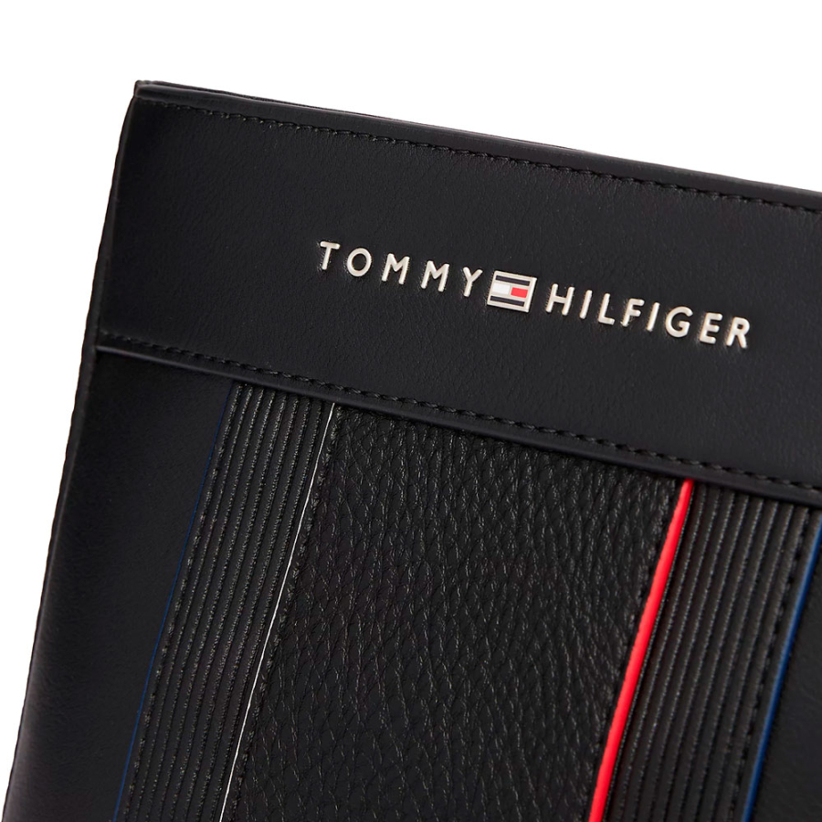 bolsa-tiracolar-com-logotipo-metalico