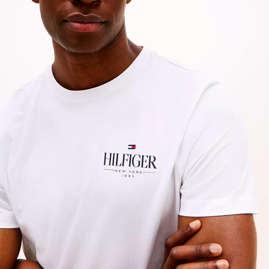 camiseta-de-cuello-redondo-con-logo camiseta-de-cuello-redondo-con-logo