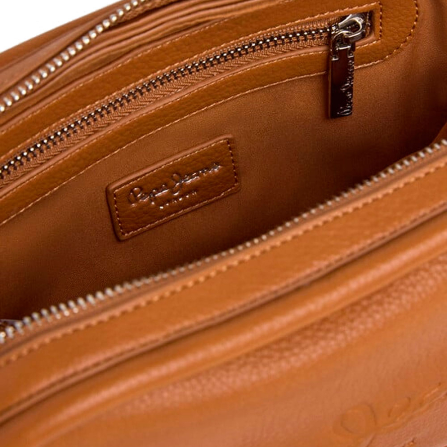 bolsa-tiracolo-com-efeito-de-couro-e-logo bolsa-tiracolo-com-efeito-de-couro-e-logo