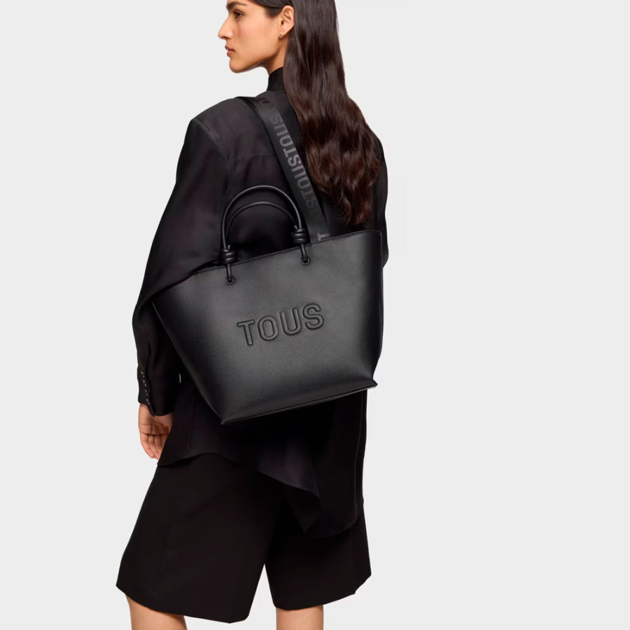 tous-la-rue-nova-bolsa-tote-preta-com-estilo-urbano-para-mulher tous-la-rue-nova-bolsa-tote-preta-com-estilo-urbano-para-mulher