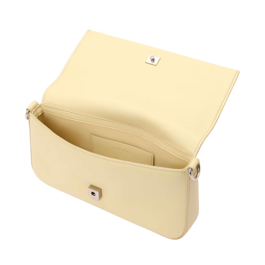 borsa-a-tracolla-con-patta-scolpita borsa-a-tracolla-con-patta-scolpita