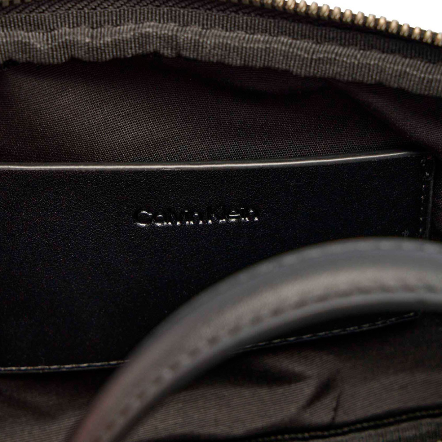 crossbody-kameratasche-mit-monogramm crossbody-kameratasche-mit-monogramm