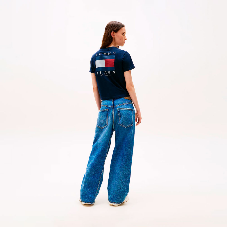 t-shirt-mit-logo-auf-der-ruckseite