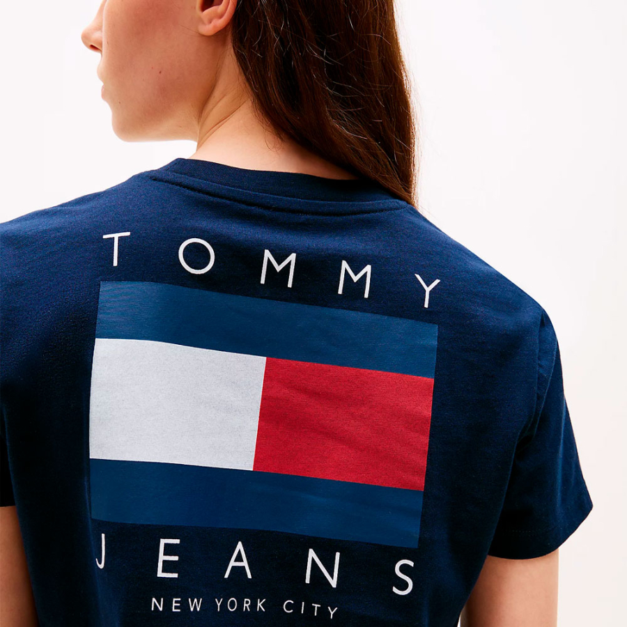 t-shirt-mit-logo-auf-der-ruckseite