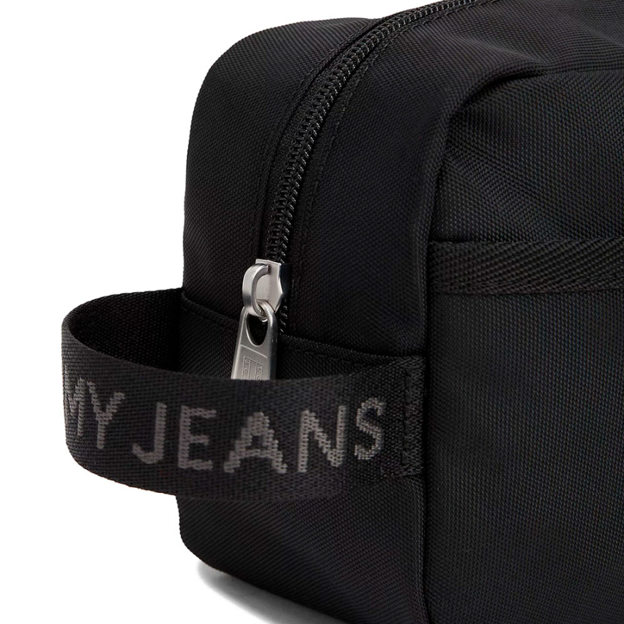 essential-toiletry-bag-with-logo essential-toiletry-bag-with-logo