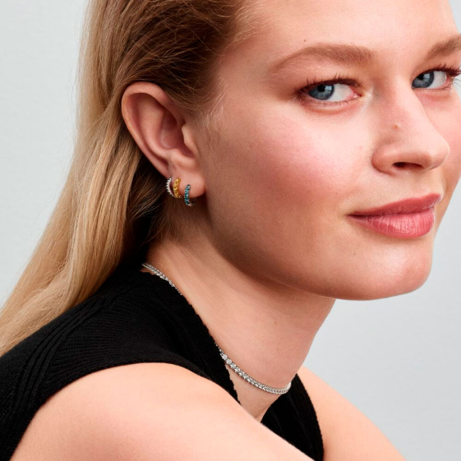 hug-earrings-263849c01 hug-earrings-263849c01