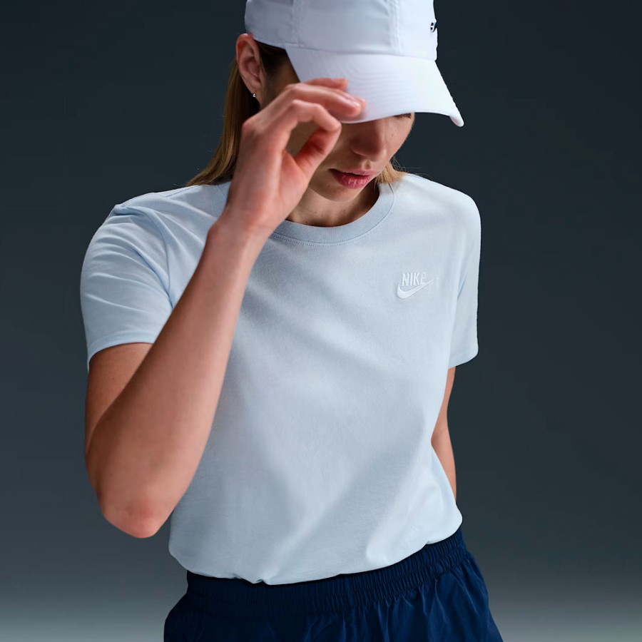 camiseta-sportswear-club-essential