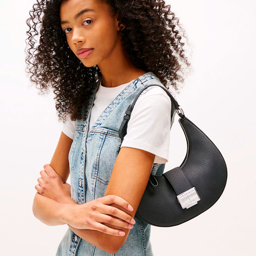 borsa-hobo-con-chiusura-a-torsione-e-logo borsa-hobo-con-chiusura-a-torsione-e-logo
