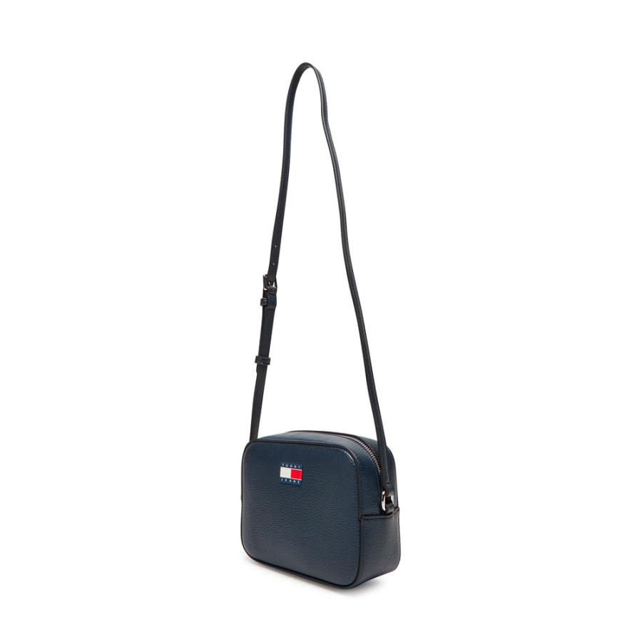 bolso-bandolera-con-insignia-tonal bolso-bandolera-con-insignia-tonal