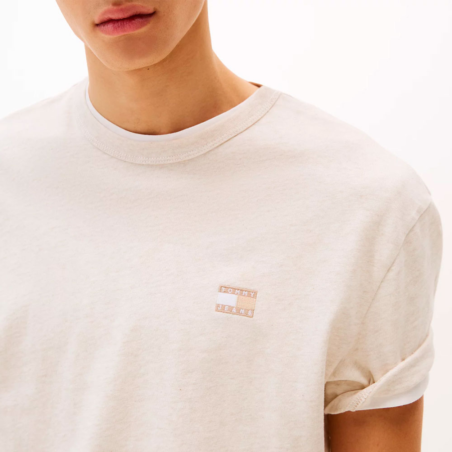 camiseta-com-patch-de-marca-tonal camiseta-com-patch-de-marca-tonal