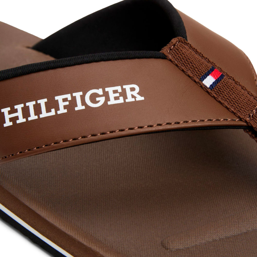 chanclas-con-tiras-acolchadas-e-inscripcion chanclas-con-tiras-acolchadas-e-inscripcion