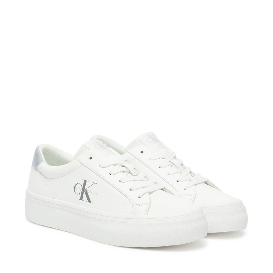silberne-sneaker-mit-monogramm silberne-sneaker-mit-monogramm