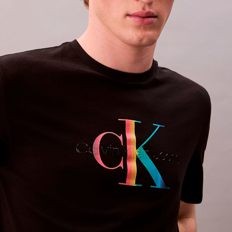 camiseta-con-monograma-arcoiris-pride camiseta-con-monograma-arcoiris-pride
