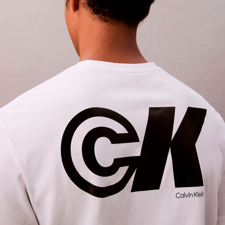 sportliches-t-shirt-mit-monogramm-grafiklogo sportliches-t-shirt-mit-monogramm-grafiklogo